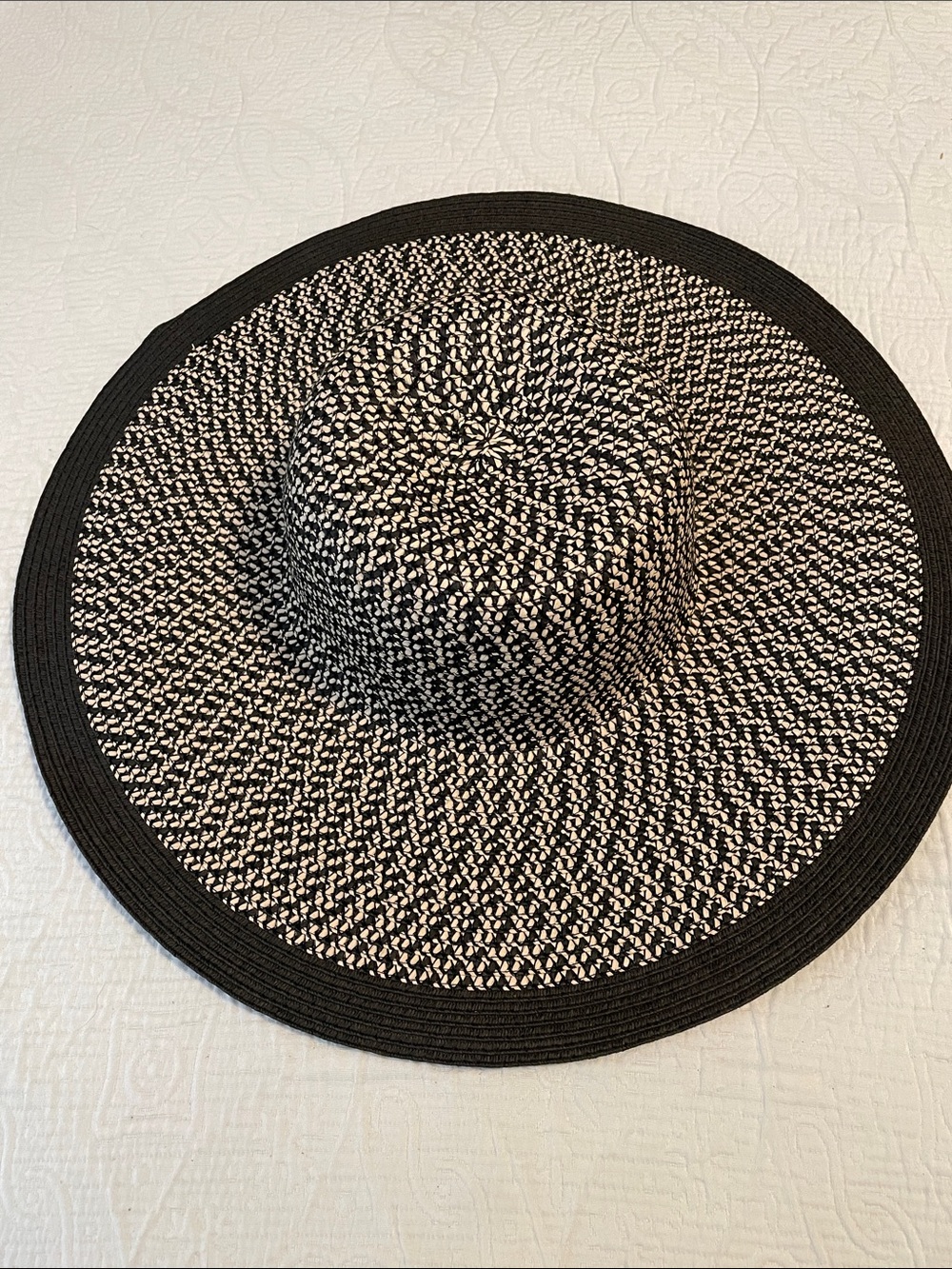 Black & white woven sun hat. Elegant and casual - Picture 1 of 5